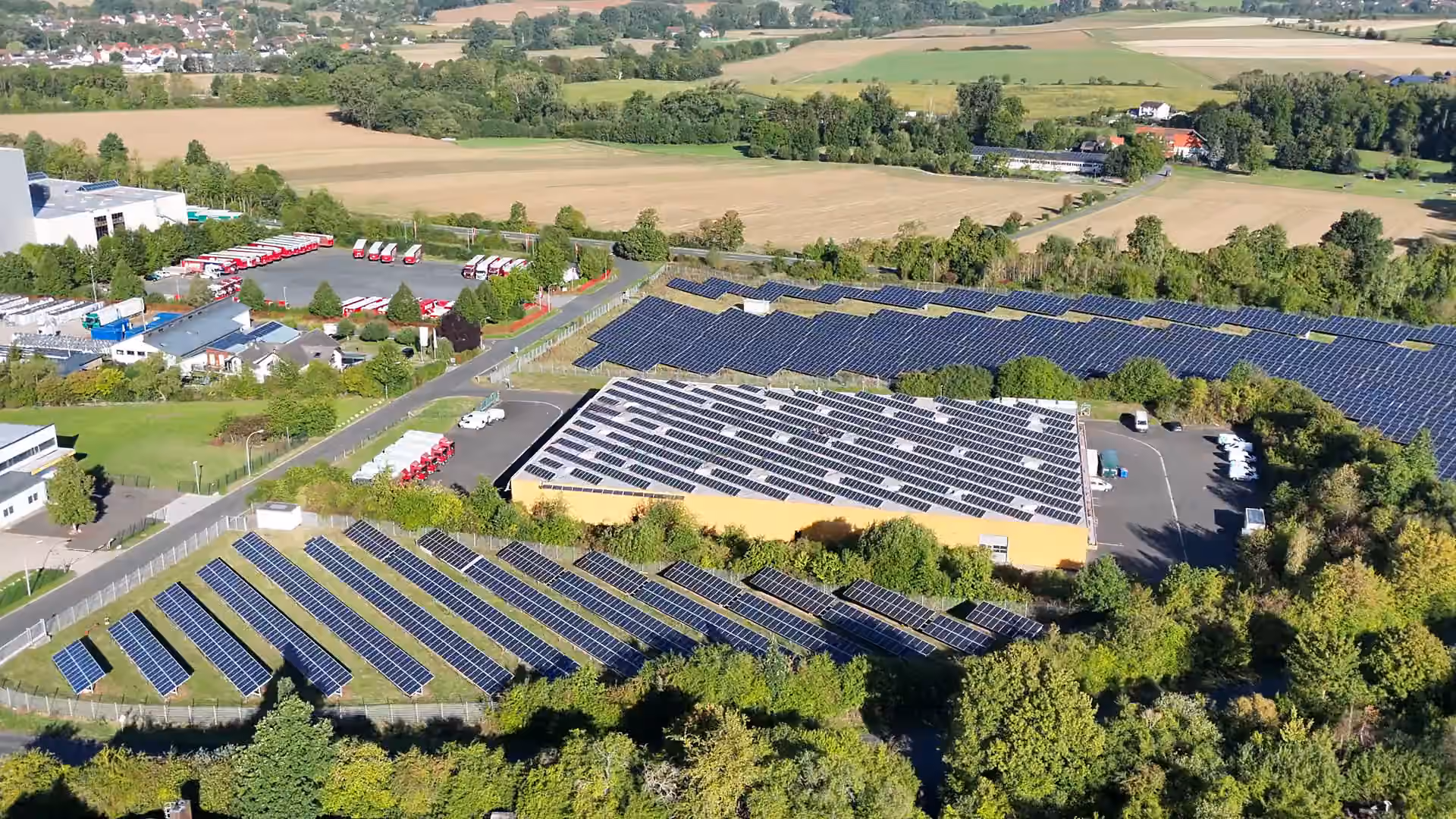 Luftaufnahme einer Logistikhalle mit Photovoltaikdach