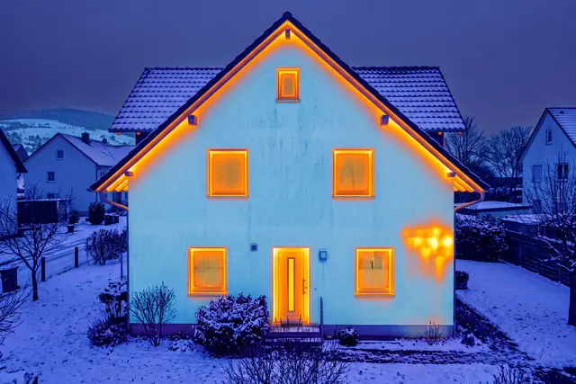 Illustratives Wärmebild: Wärmebild einer Hausfassade mit warmen Bereichen an Fensterrahmen und Dachüberstand