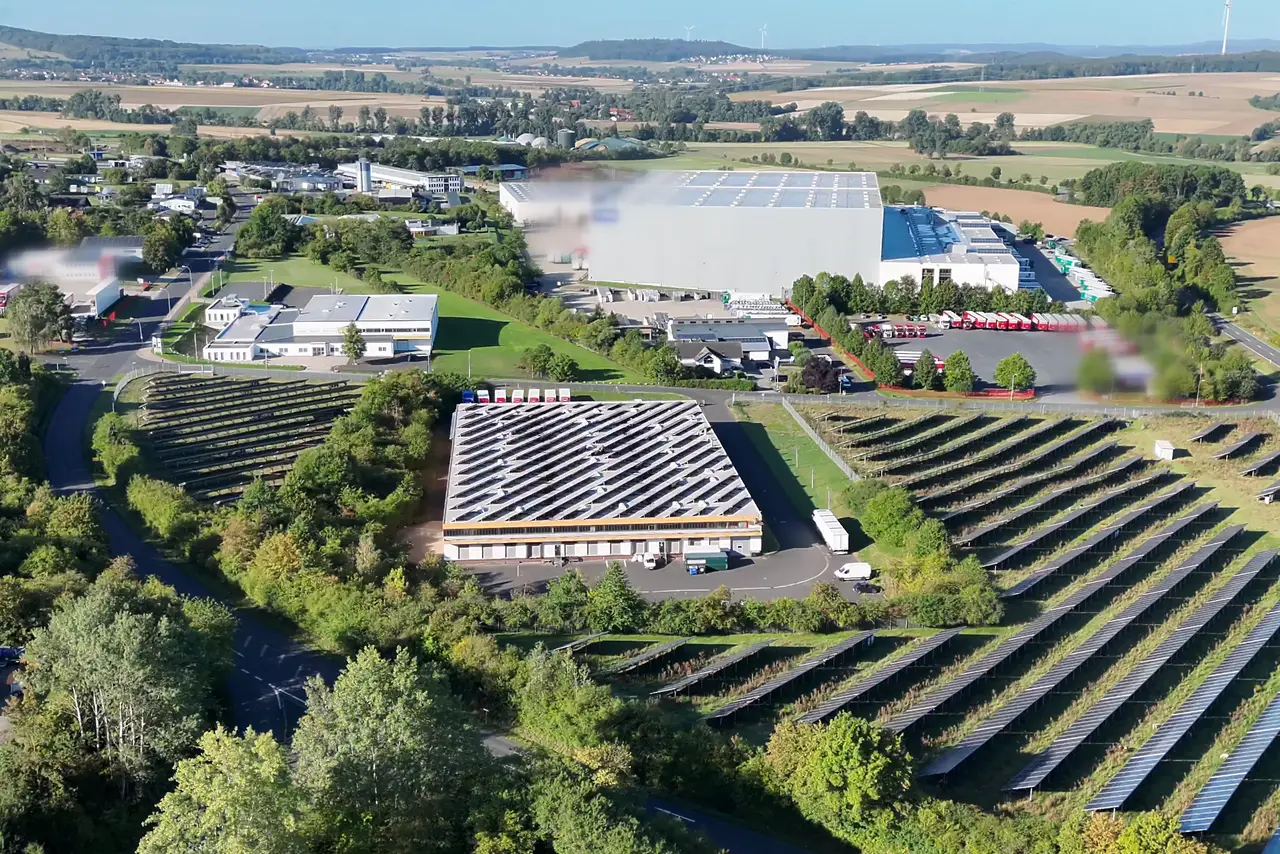 Übersicht über Halle und Freiflächen-Photovoltaik im Gelände