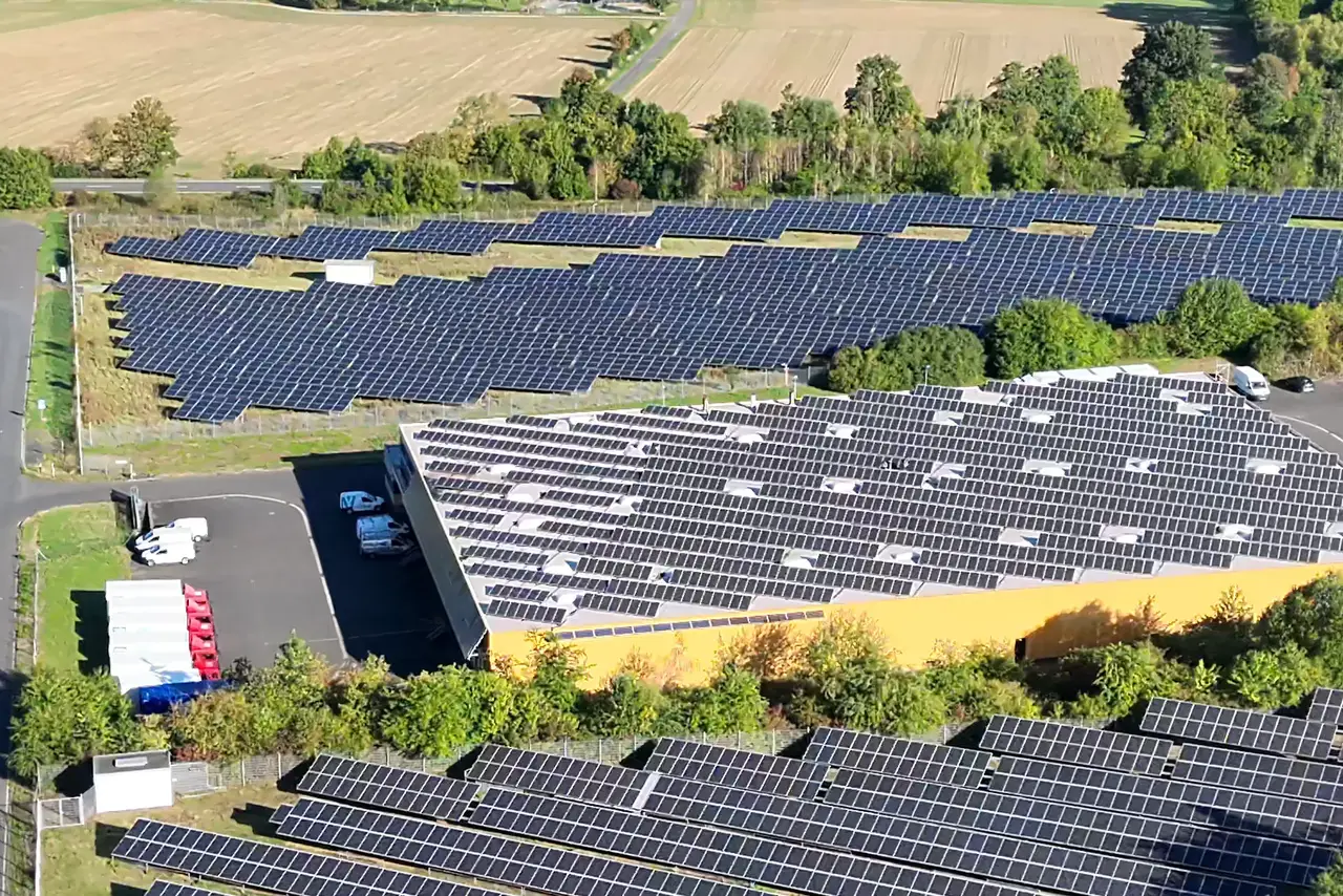 Dachfläche einer Logistikhalle mit Photovoltaikmodulen