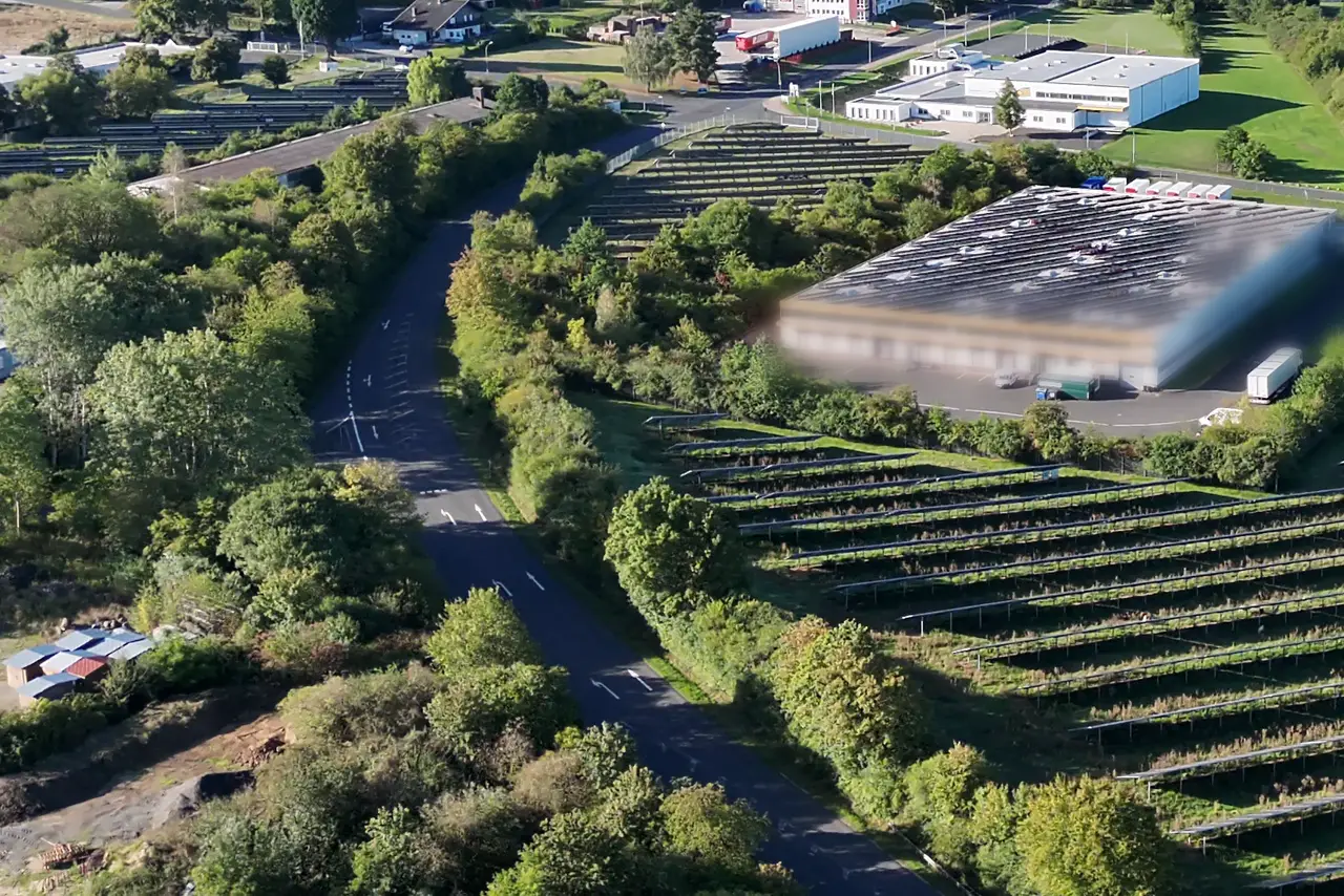 Gewerbegebiet mit Logistikhalle, Solarpark und Lkw-Stellflächen